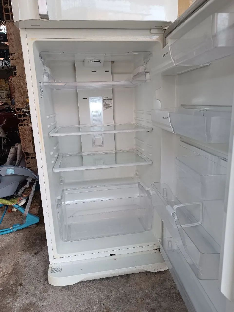 Vendo geladeira Eletrolux com baixa resfriaçao