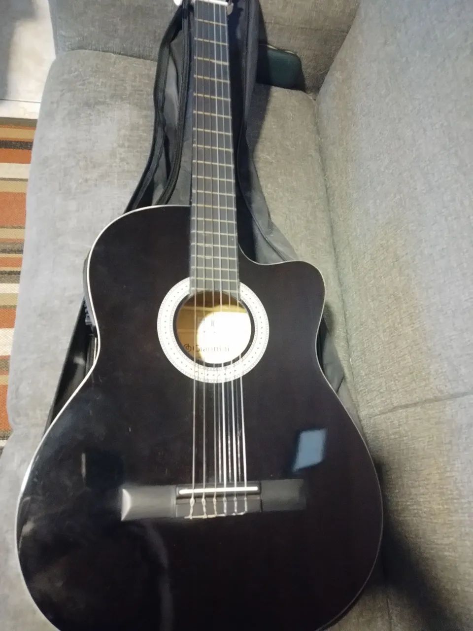 Violão Giannini preto clássico. Eletro/Acústico. Com capotraste e capa. Excelente estado. 
