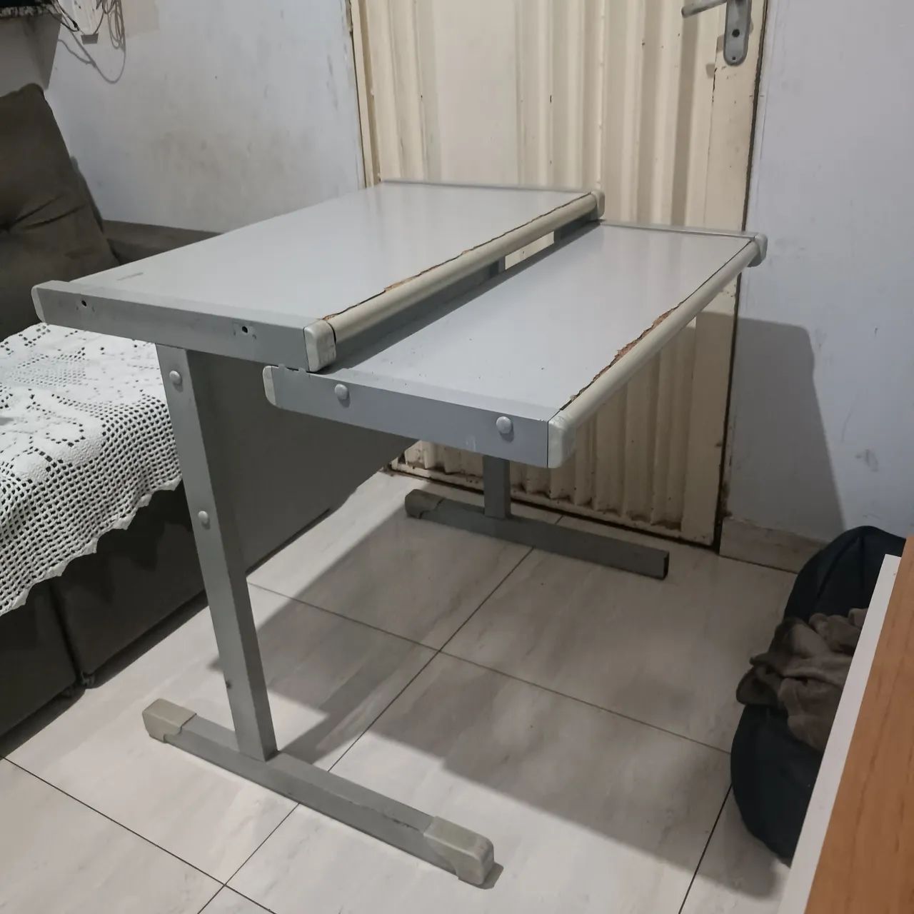 Mesa para Computador Branca/Escrivaninha Usada.