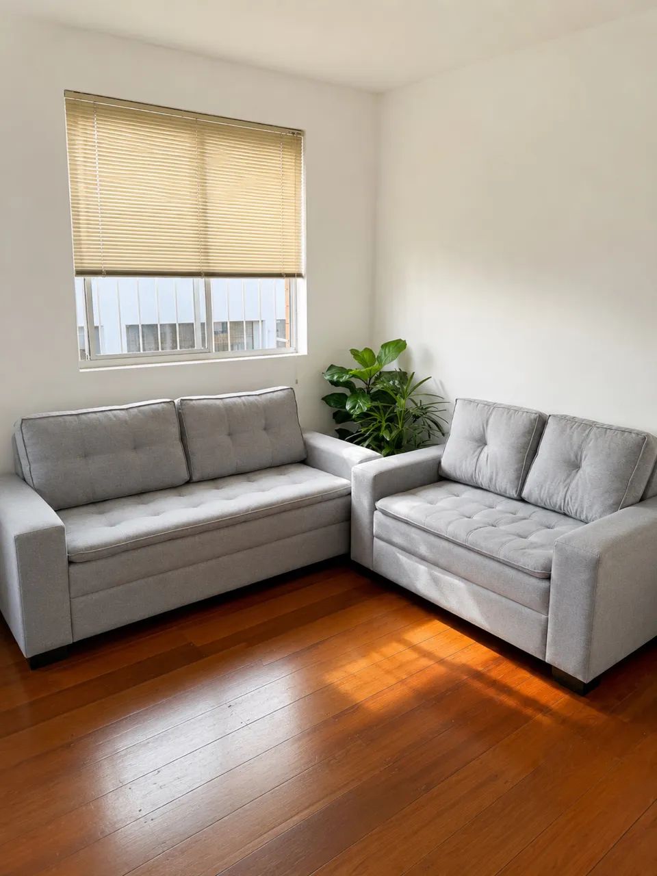 Conjunto de Sofás em Linho Cinza - 2 e 3 Lugares - Excelente Estado
