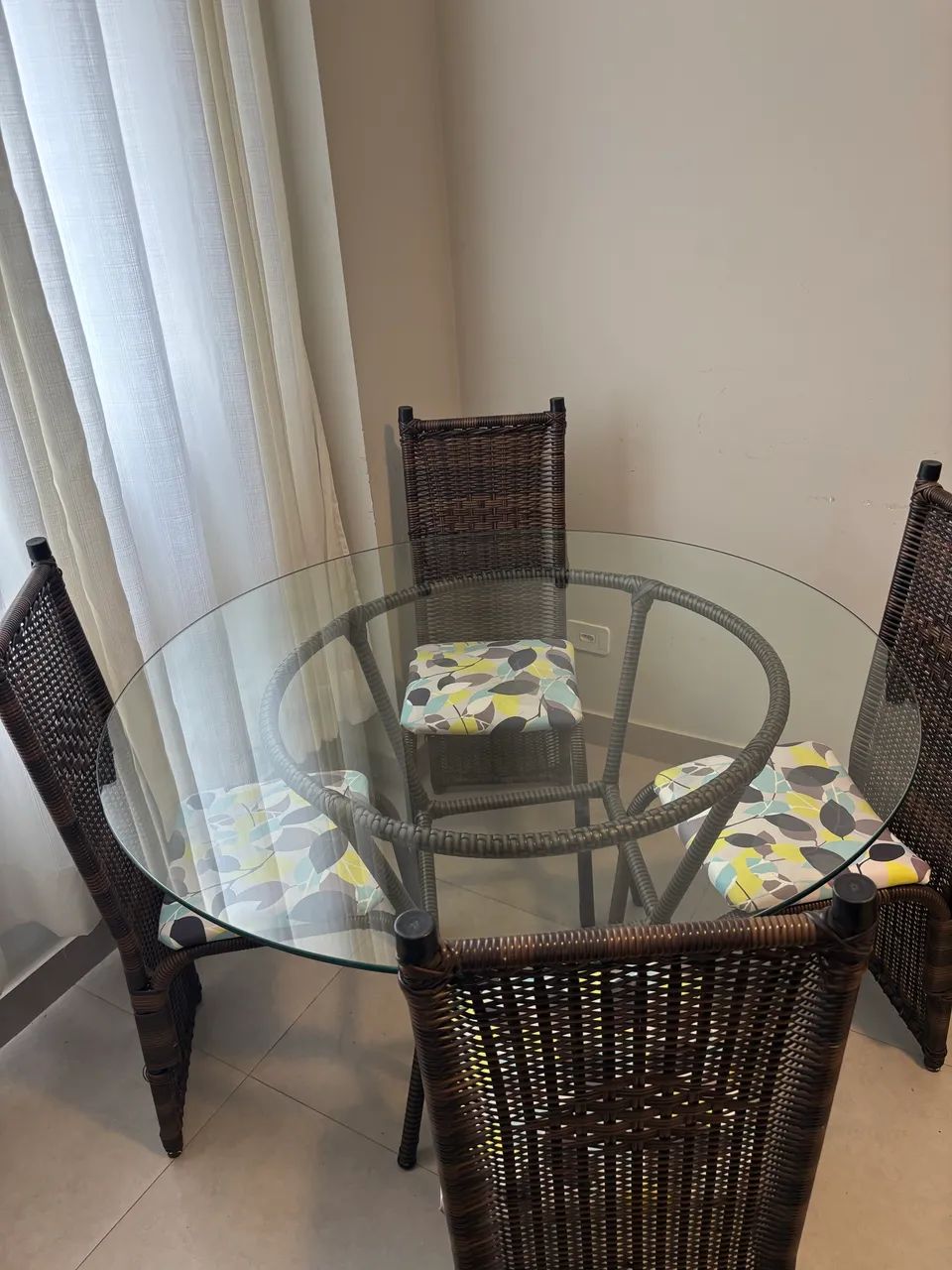 Mesa de Jantar Redonda de Vidro 4 Lugares em Junco - Foto 3
