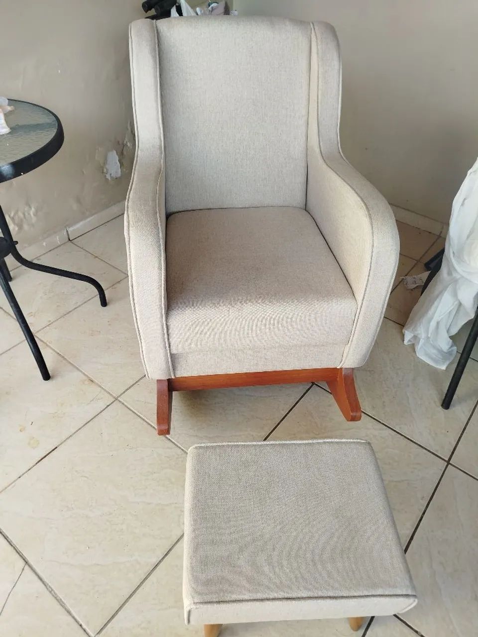 Poltrona Amamentação C/ Balanço Descanso  com Puff Linho Bege - Foto 2