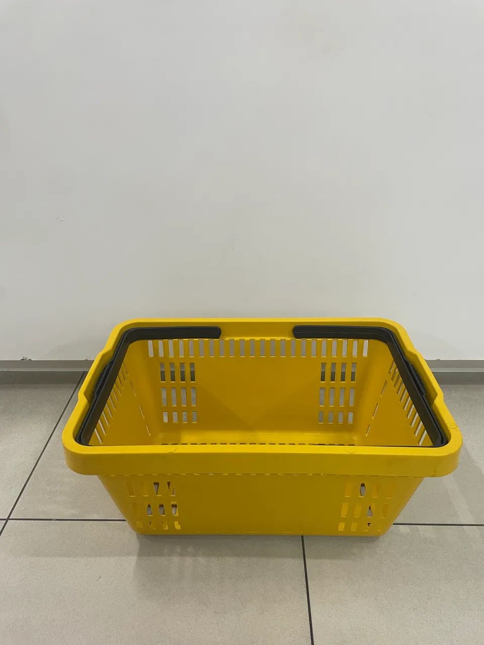 Cesta de roupas e supermercado 