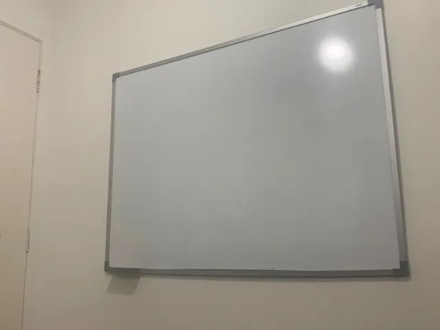 Lousa branca com canetas