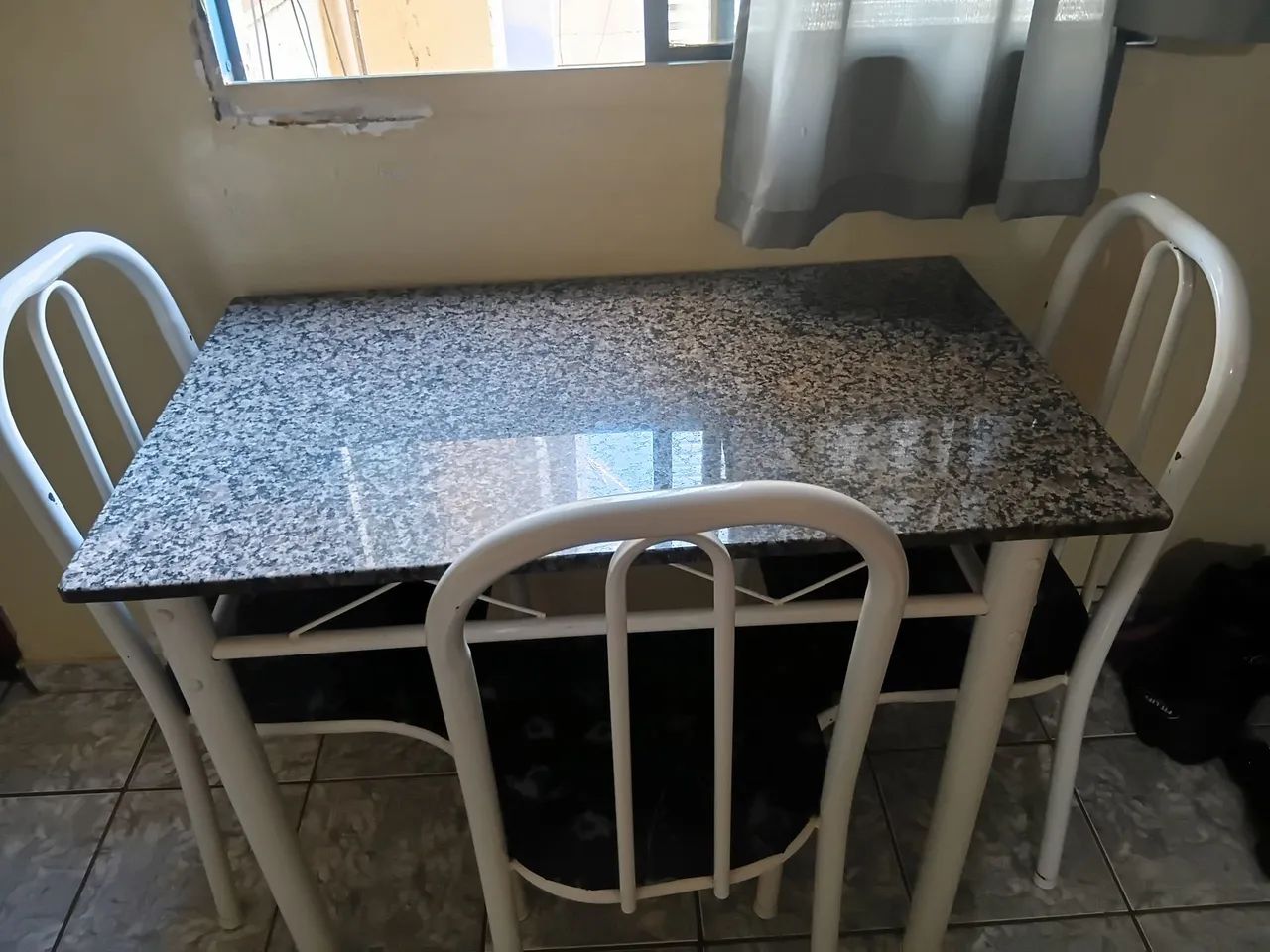 Mesa com 4 cadeiras 