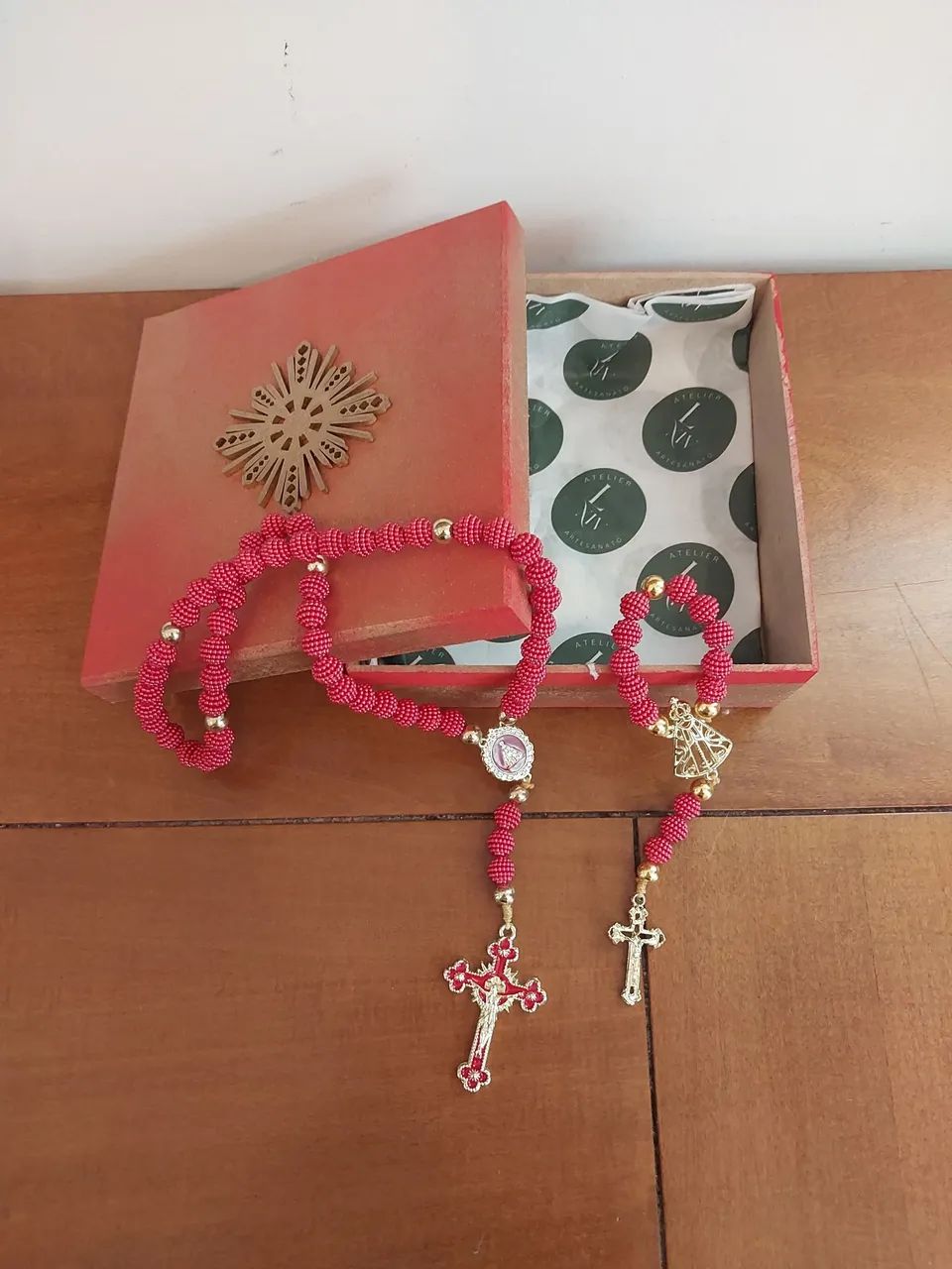 KIT RELIGIOSO TERÇO DE LUXO E CAIXA PERSONALIZADA  - Foto 4