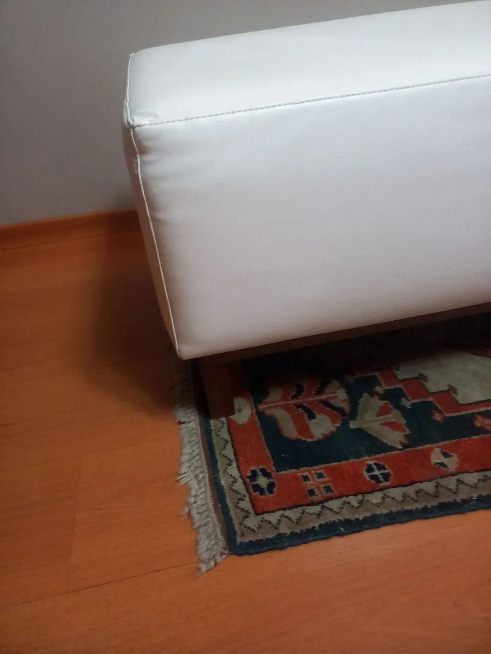 Banco de couro com pés em madeira! - Foto 2