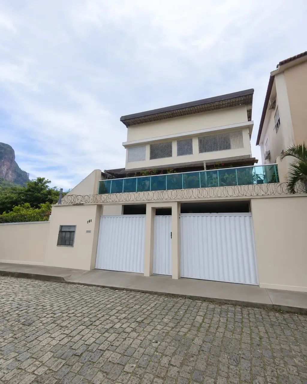SOBRADO COM 02 APARTAMENTOS 4Q C/SUÍTE E TERRAÇO EM MARUIPE