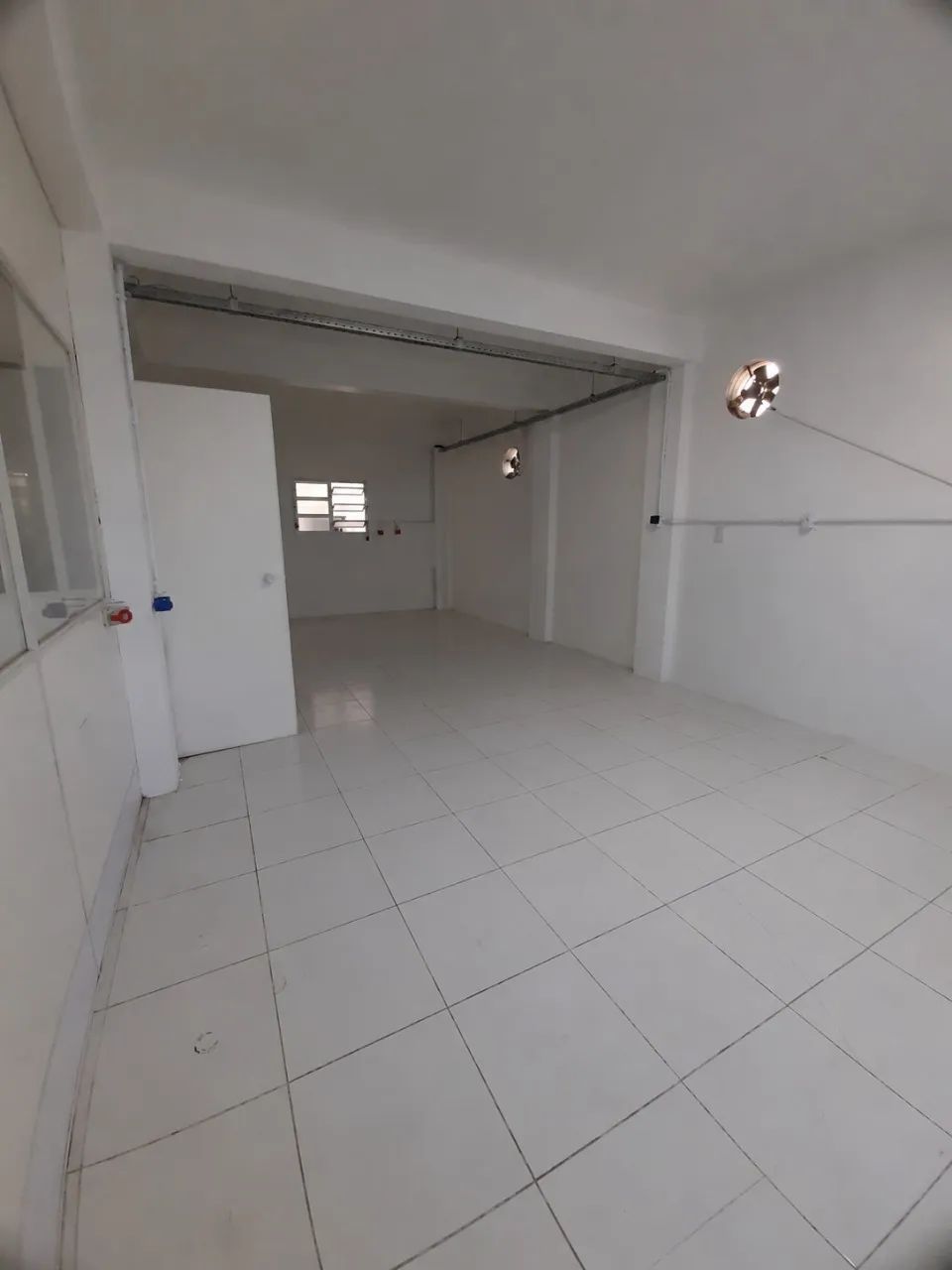 SALA COMERCIAL TÉRREA COM EXCELENTE LOCALIZAÇÃO E AMPLO ESTACIONAMENTO - Foto 4