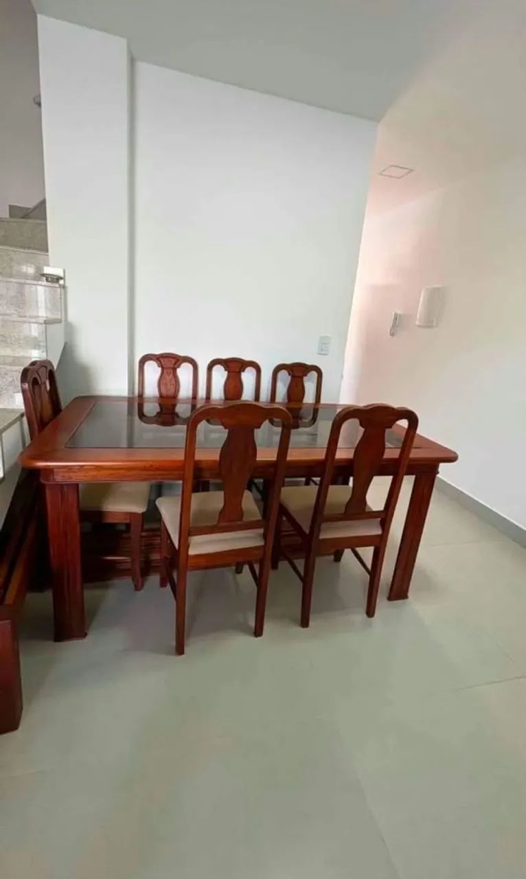 Mesa com 6 cadeiras de madeira + Espelho - Foto 4