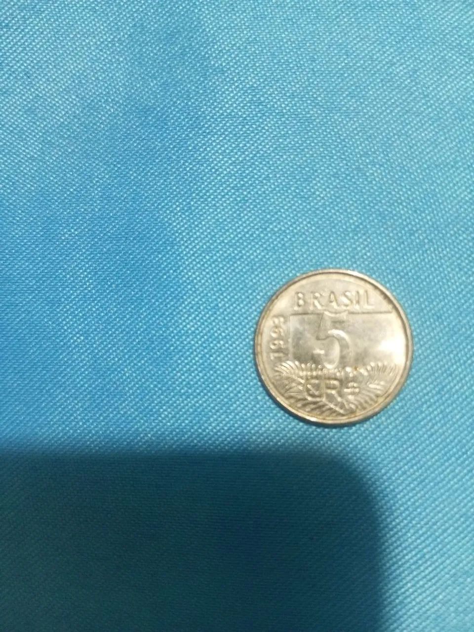 Moeda antiga de 5 cruzeiros do ano de 1993.