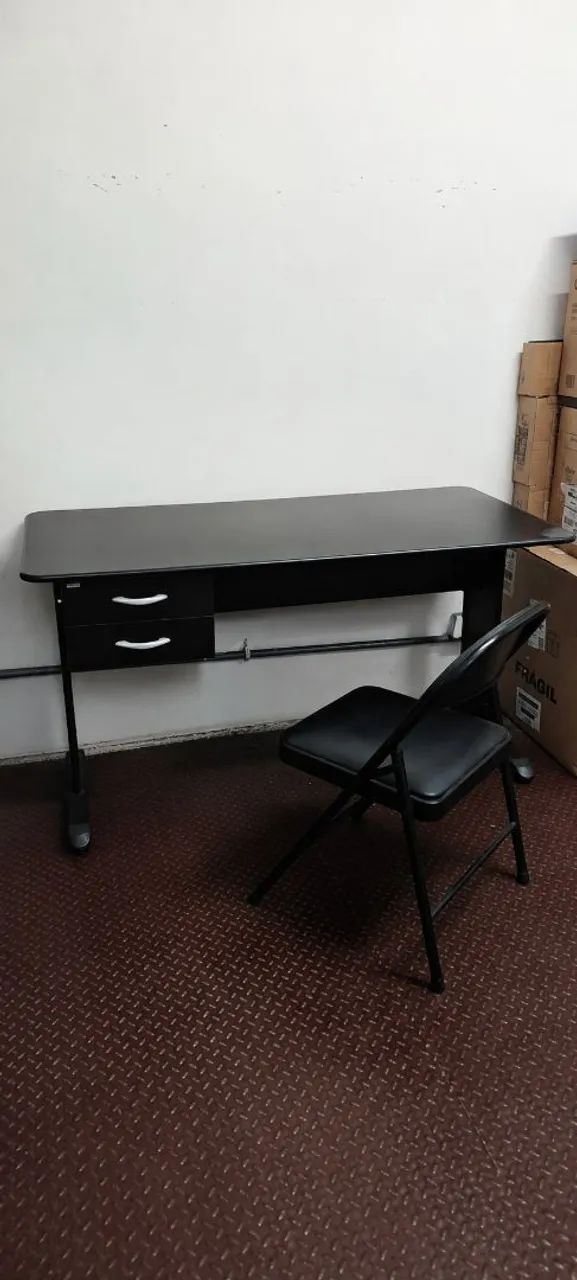 Mesa e cadeira de escritório preta com duas gavetas 