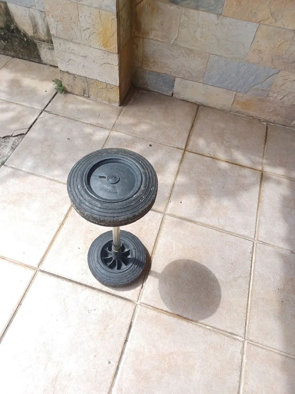 Roda com eixo.tel *.valor 29,00 - Foto 2