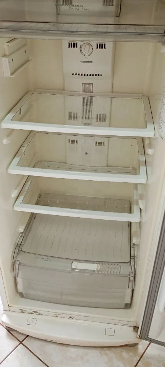 GeladeiraFrost Free, 110 V e modelo BRM380A.