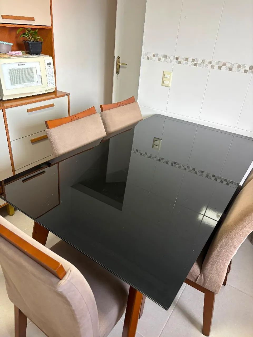 Mesa com tampo de vidro e 6 cadeiras estofadas
