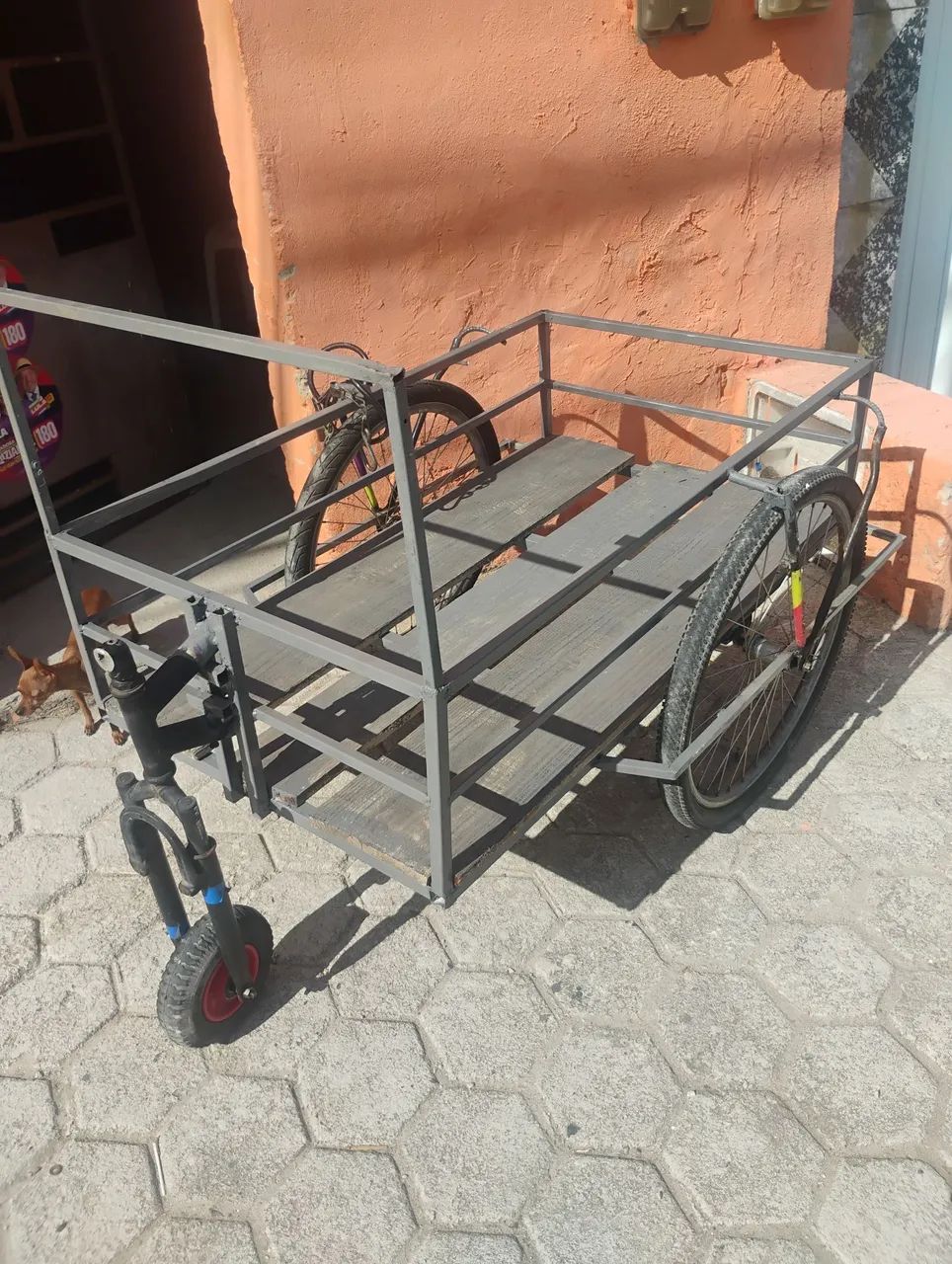 Carrinho de mão e carga