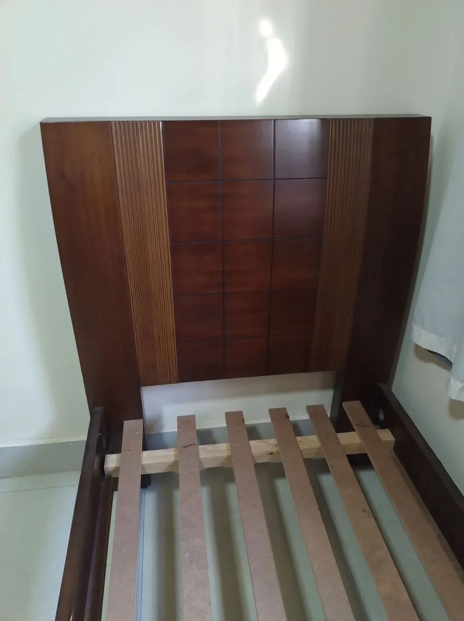 Cama de solteiro de madeira muito bonita 