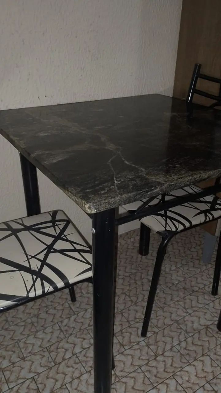 Mesa de granito+4 cadeiras R$500,00 