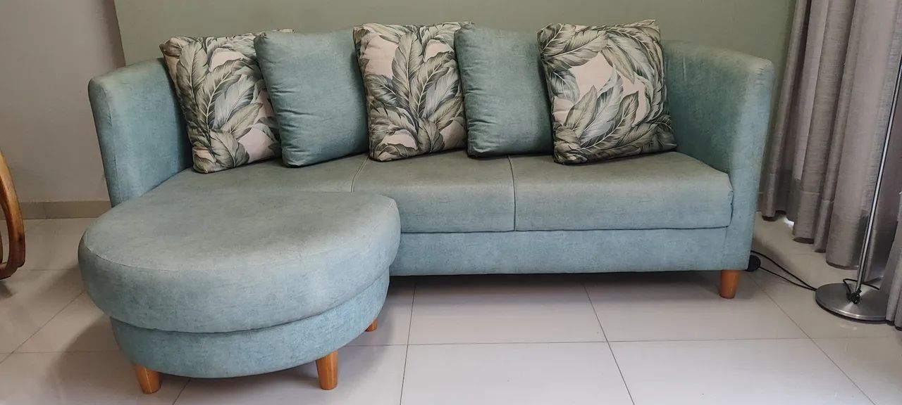 Sofá espaçoso com puff