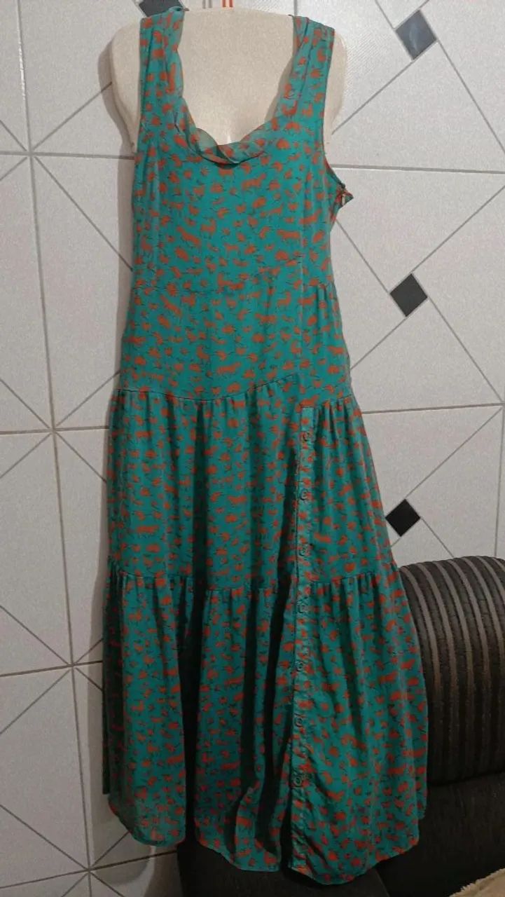 Vestido longo com botões laterais