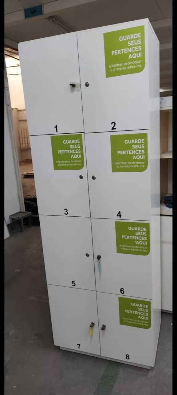 armário de madeiras com 8 portas ( guarda volume )
