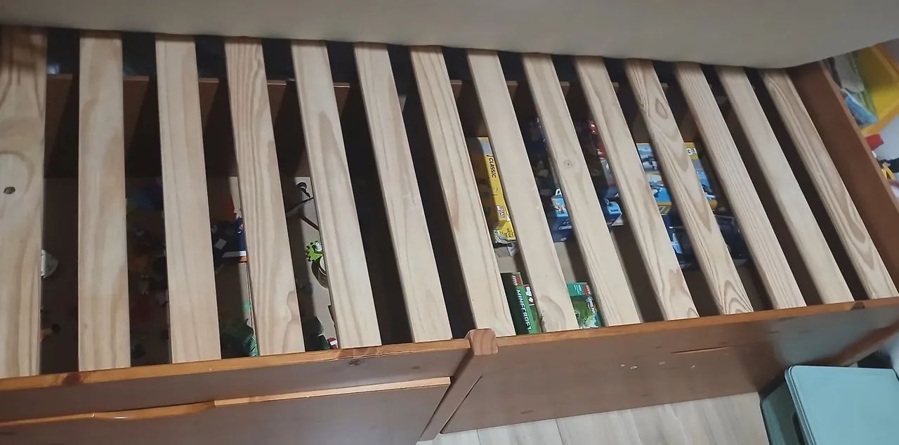 Cama de solteiro em madeira 