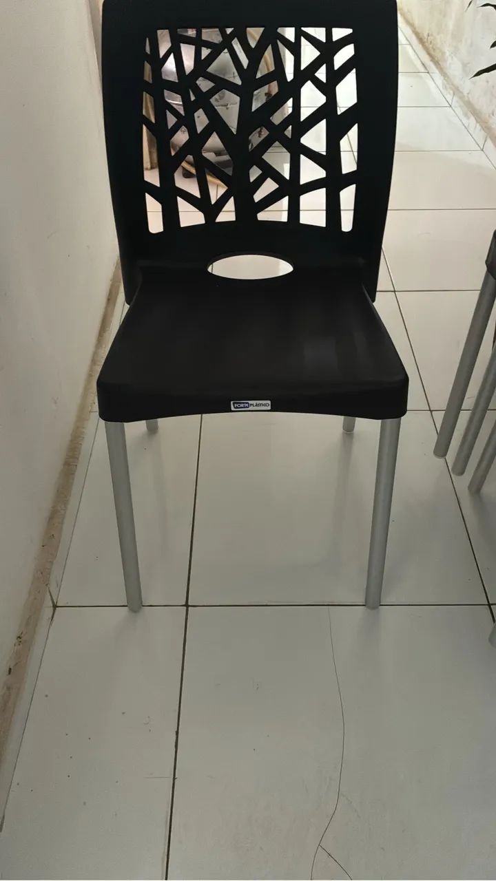Cadeira com pés de alumínio 