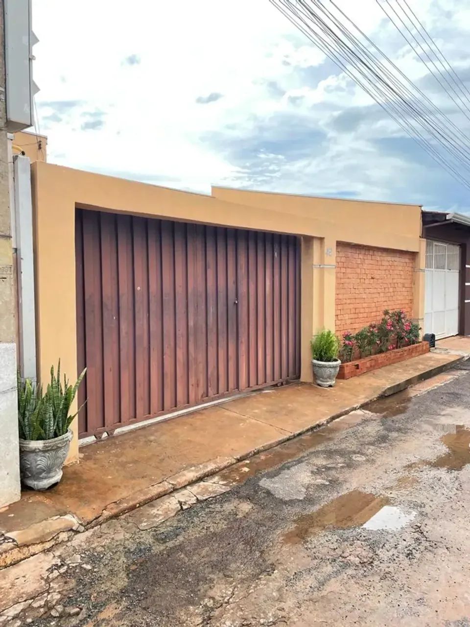 casa a venda com armarios planejados e 3 quartos regiao do cpa