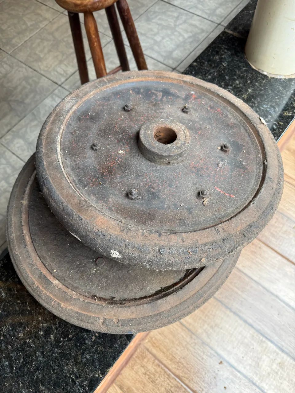 Roda de borracha e Ferro antiga  - Foto 2