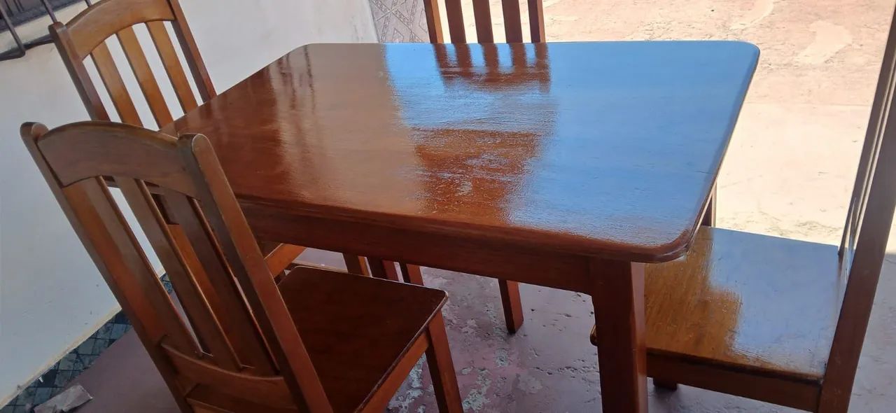 Mesa com 4 cadeiras