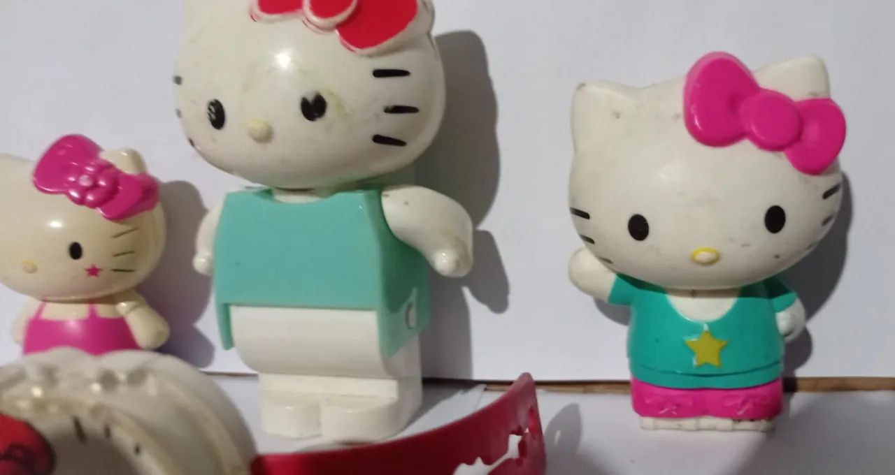 Lote de hello kittys antigas bonecas e relógio - Foto 2