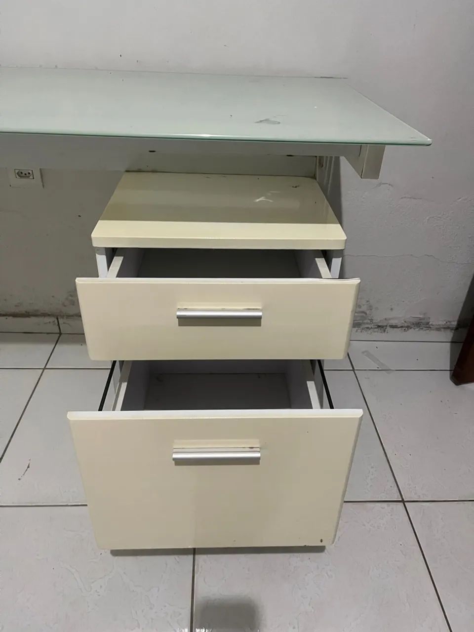 Mesa Escritório/Estudo com gavetas e Tampo de Vidro - Foto 3