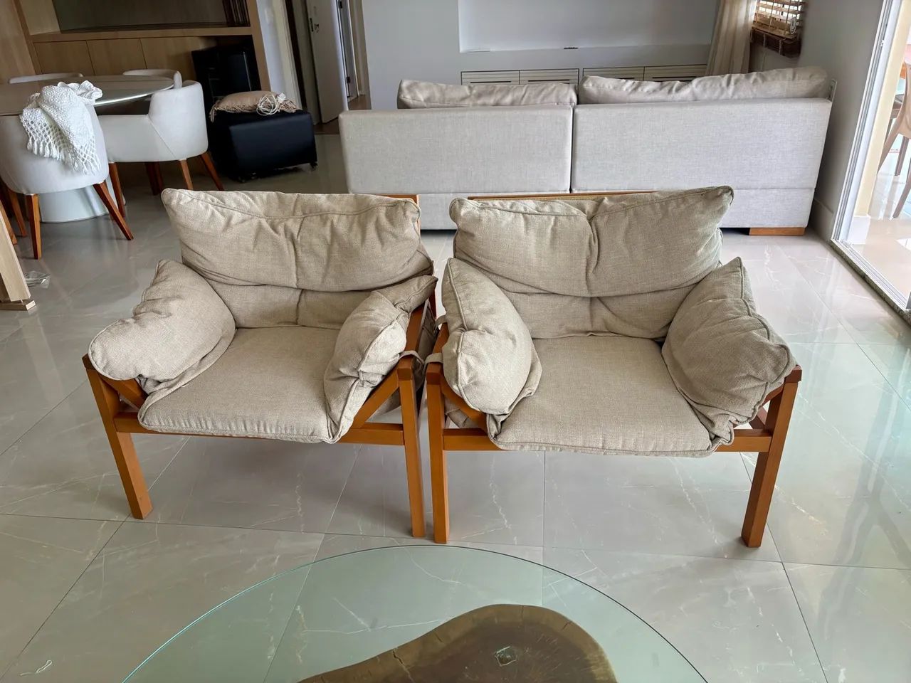 CONJUNTO COM 2 POLTRONAS | MADEIRA E TECIDO BEGE - Foto 3