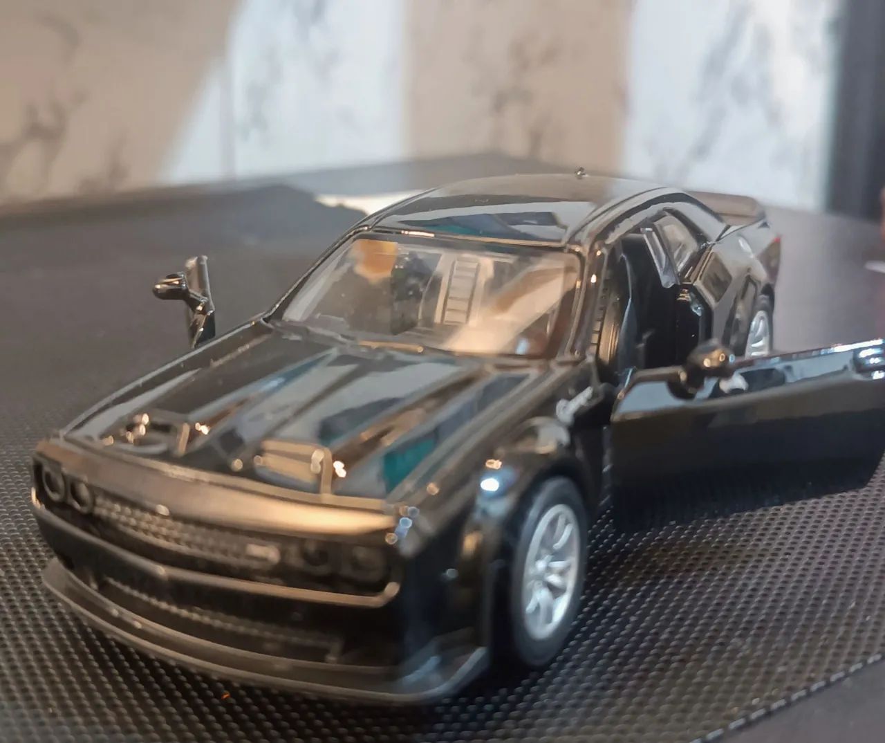 Miniatura Dodge Challenger SRT Preto - Escala Colecionável - Foto 3