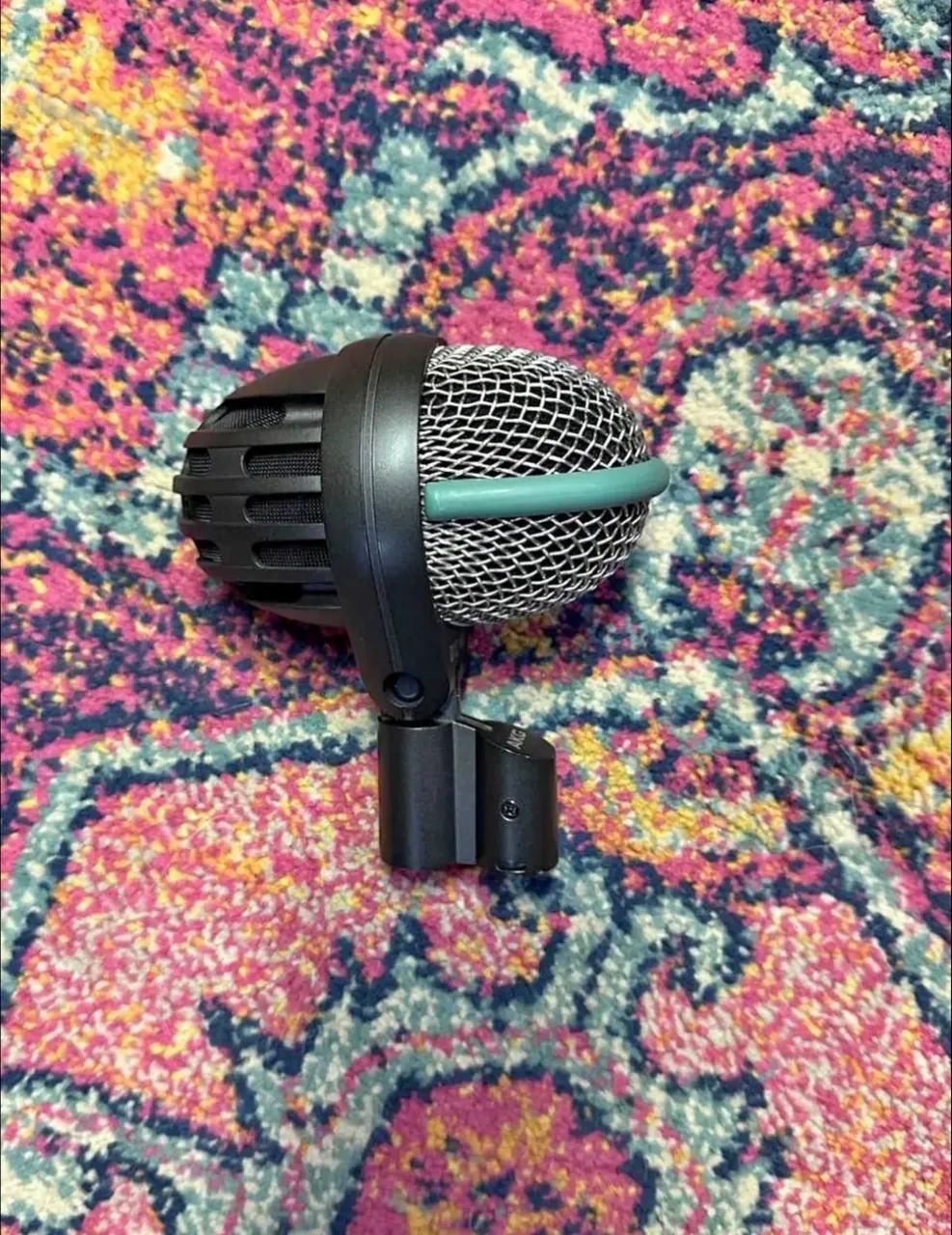 AKG D112 - Microfone dinâmico de bumbo.