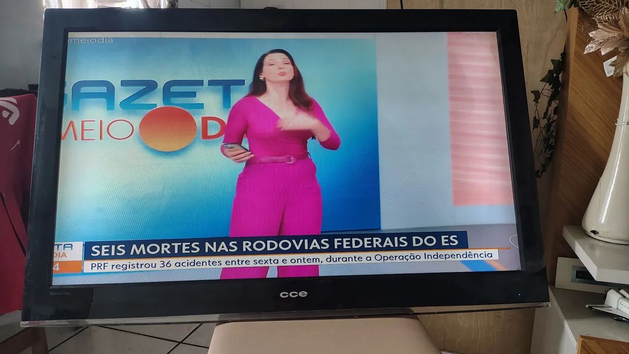 Tv CCE 43 digital com controle linda imagem - Foto 2