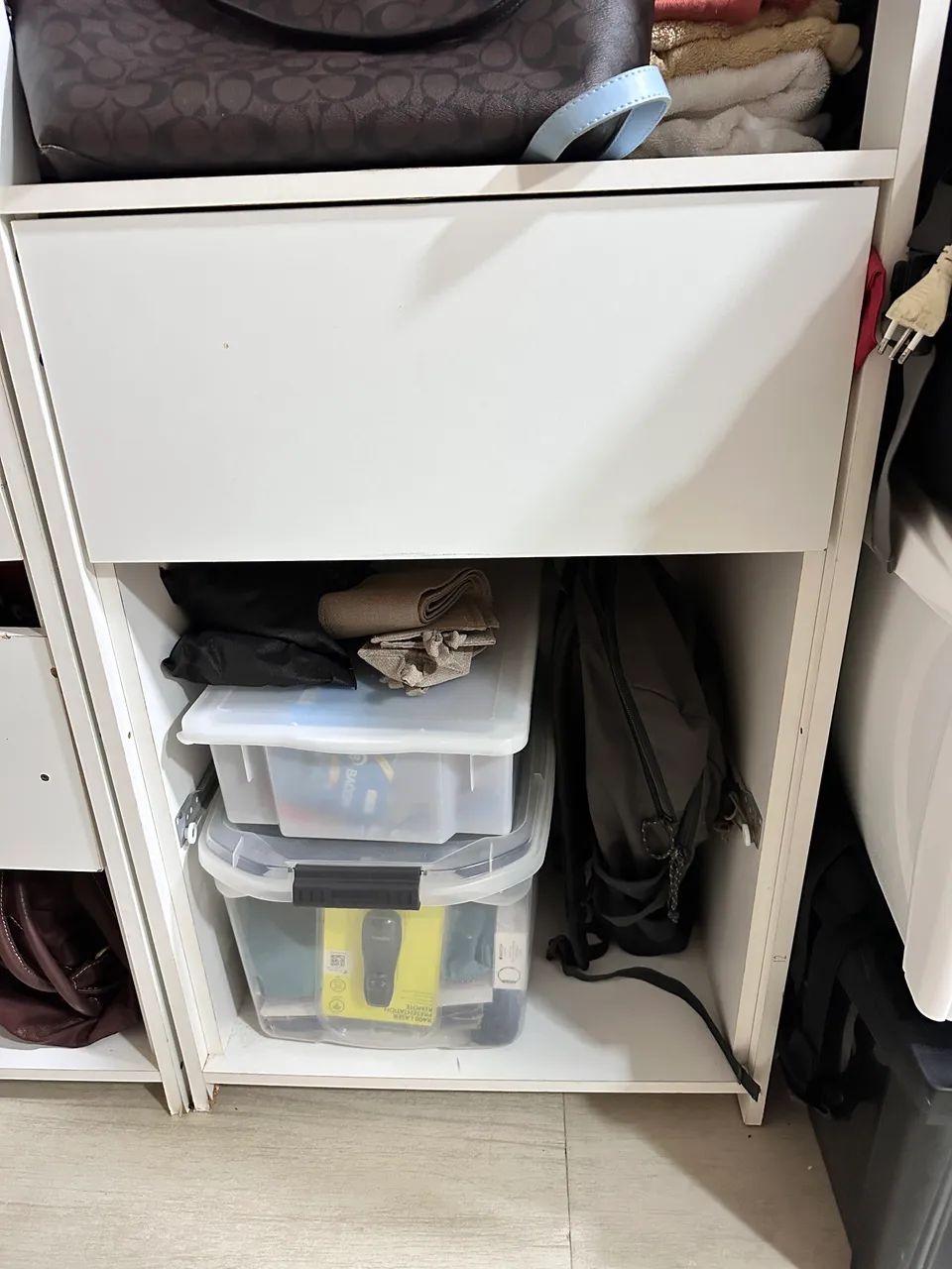 Guarda roupa aberto - Foto 3