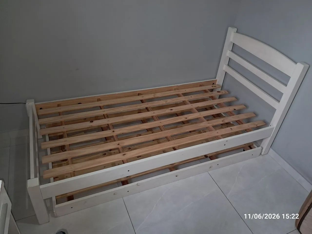 *Cama de solteiro com cama auxiliar em madeira.