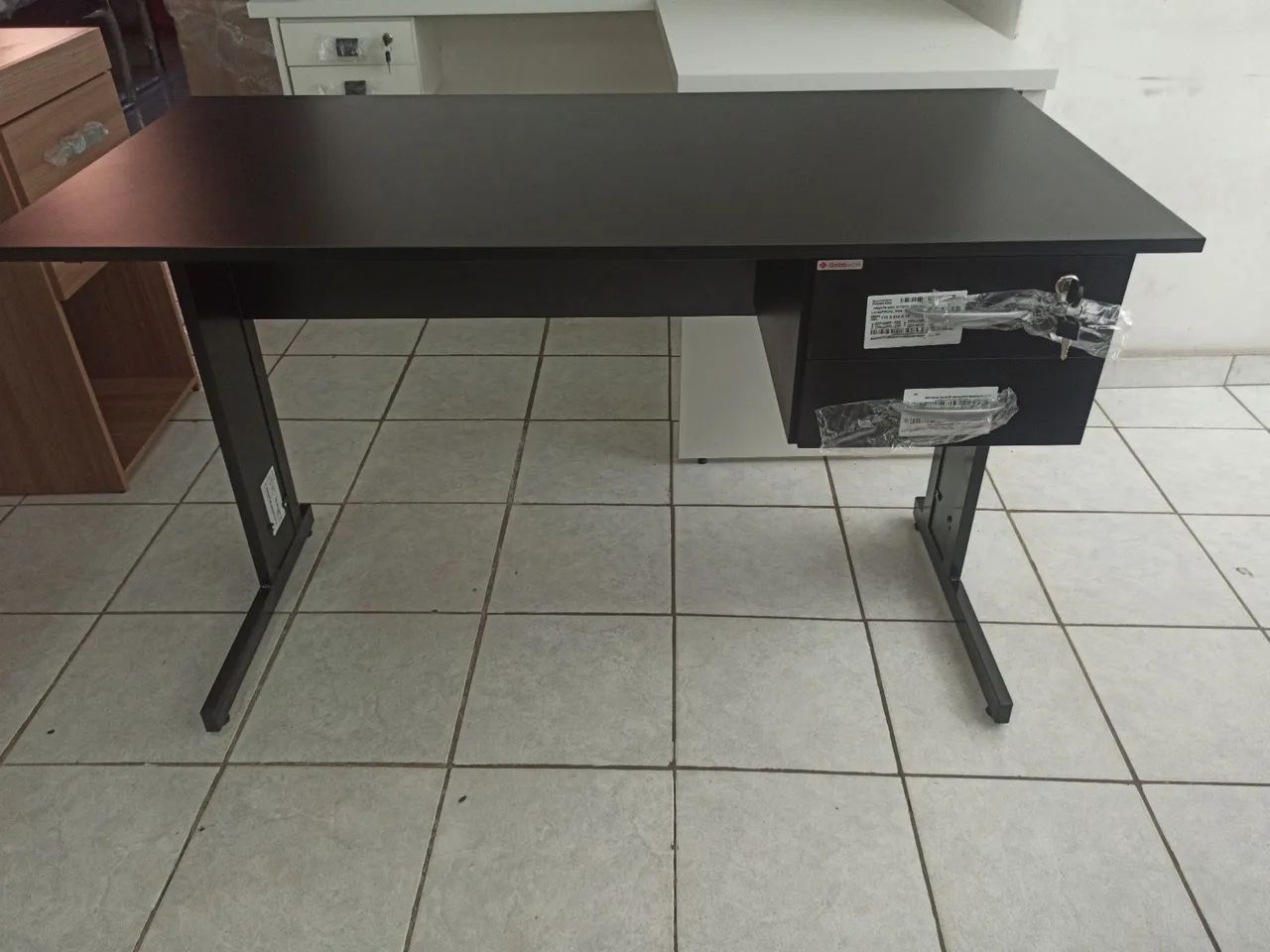 Mesa preta com 2 gavetas 
