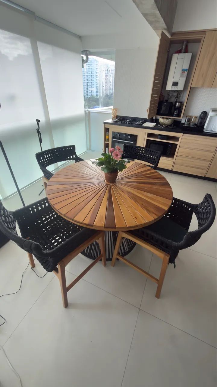 Mesa Tampo de madeira com 4 cadeiras