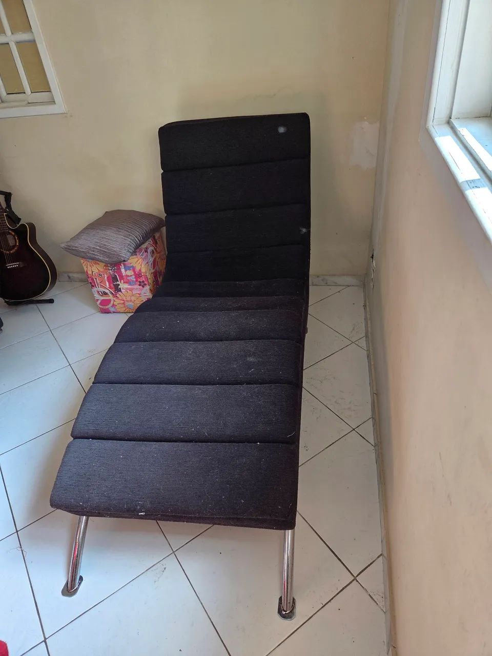 Divã de camurça preto com pé prateado. - Foto 2