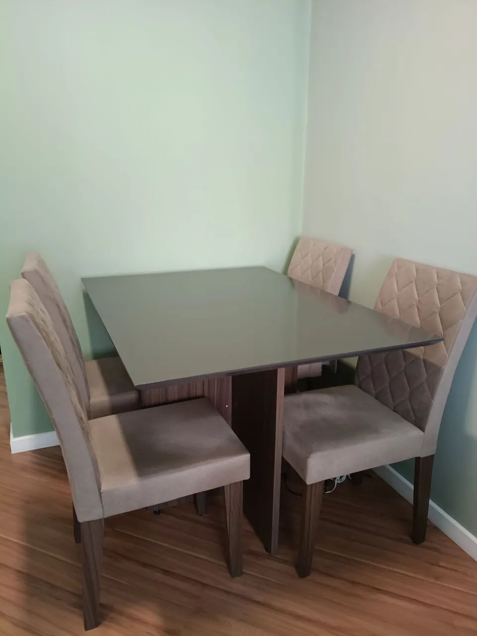 Sala de jantar com 4 cadeiras 