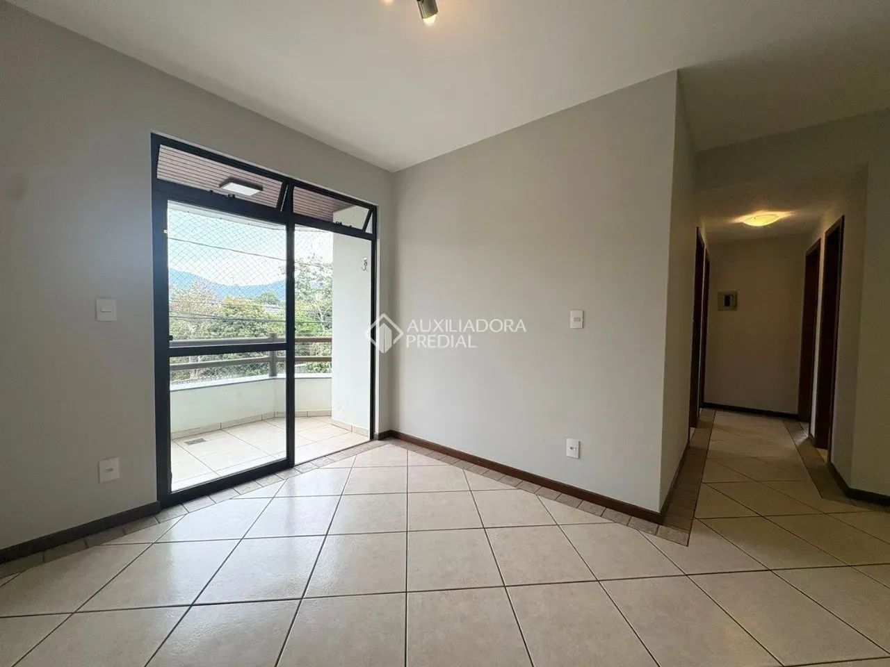 Imóvel para aluguel possui 82 metros quadrados com 3 quartos - Foto 3