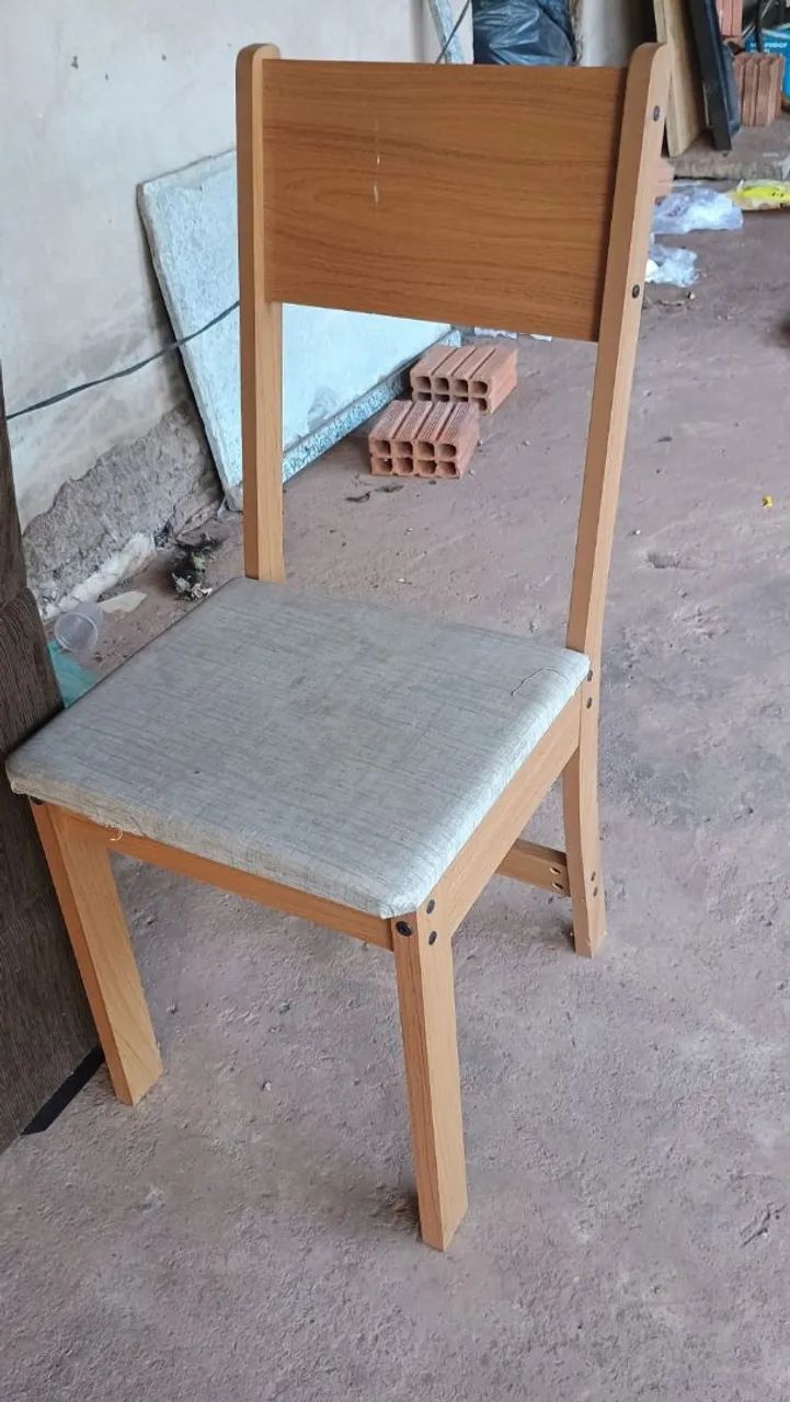 Mesa com 4 cadeiras 