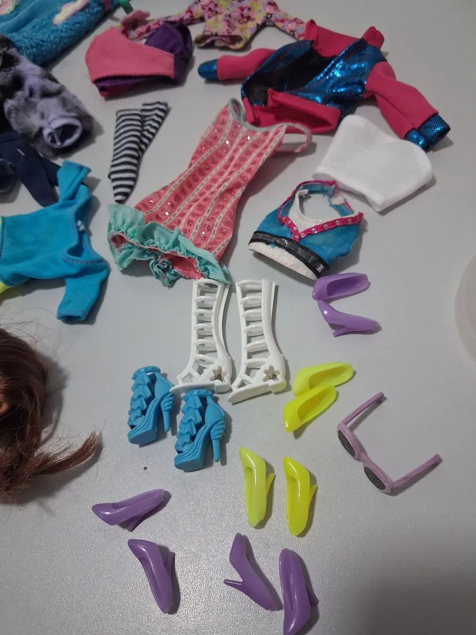 Lote Roupas e Acessórios boneca Barbie - Foto 4