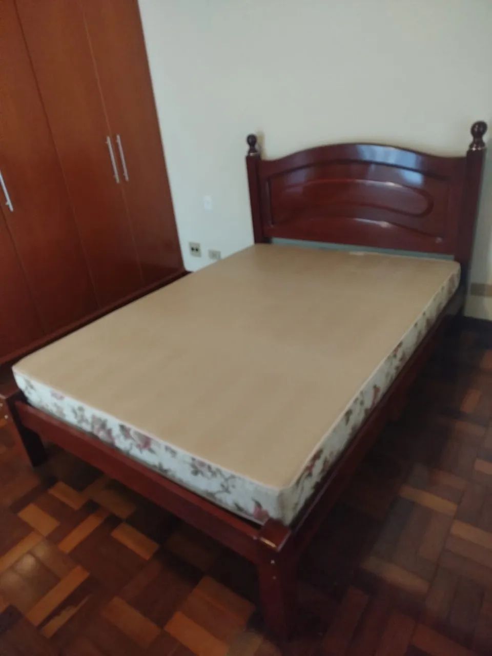Cama casal em madeira com colchão  - Foto 4