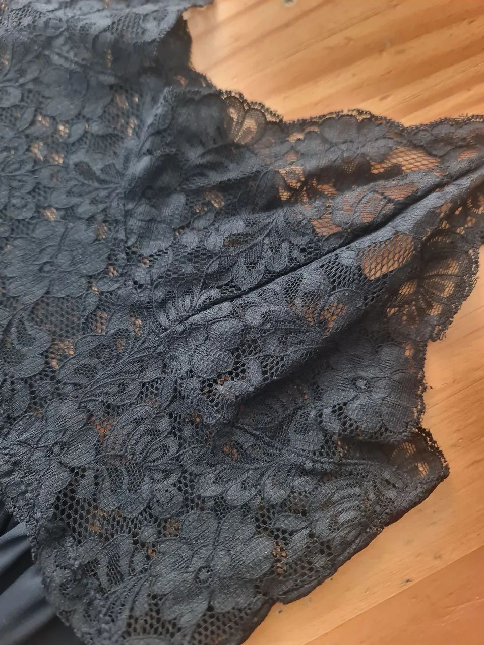 camisola preta com renda tamanho m - Foto 2