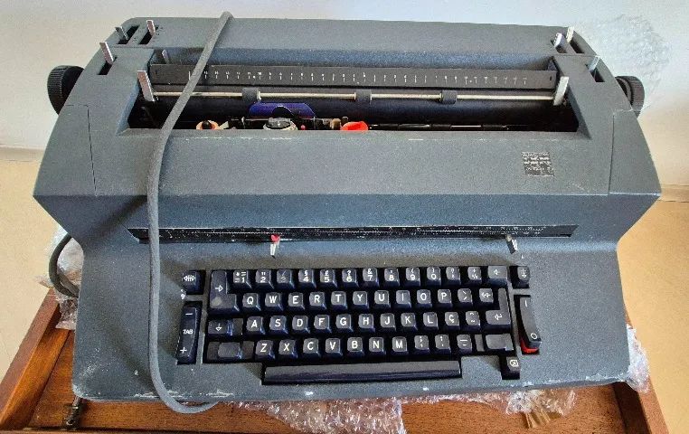 Máquina de escrever elétrica IBM (de esfera) 