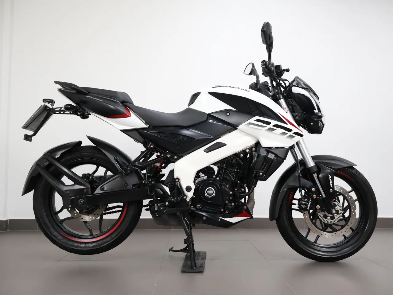 BAJAJ DOMINAR 200