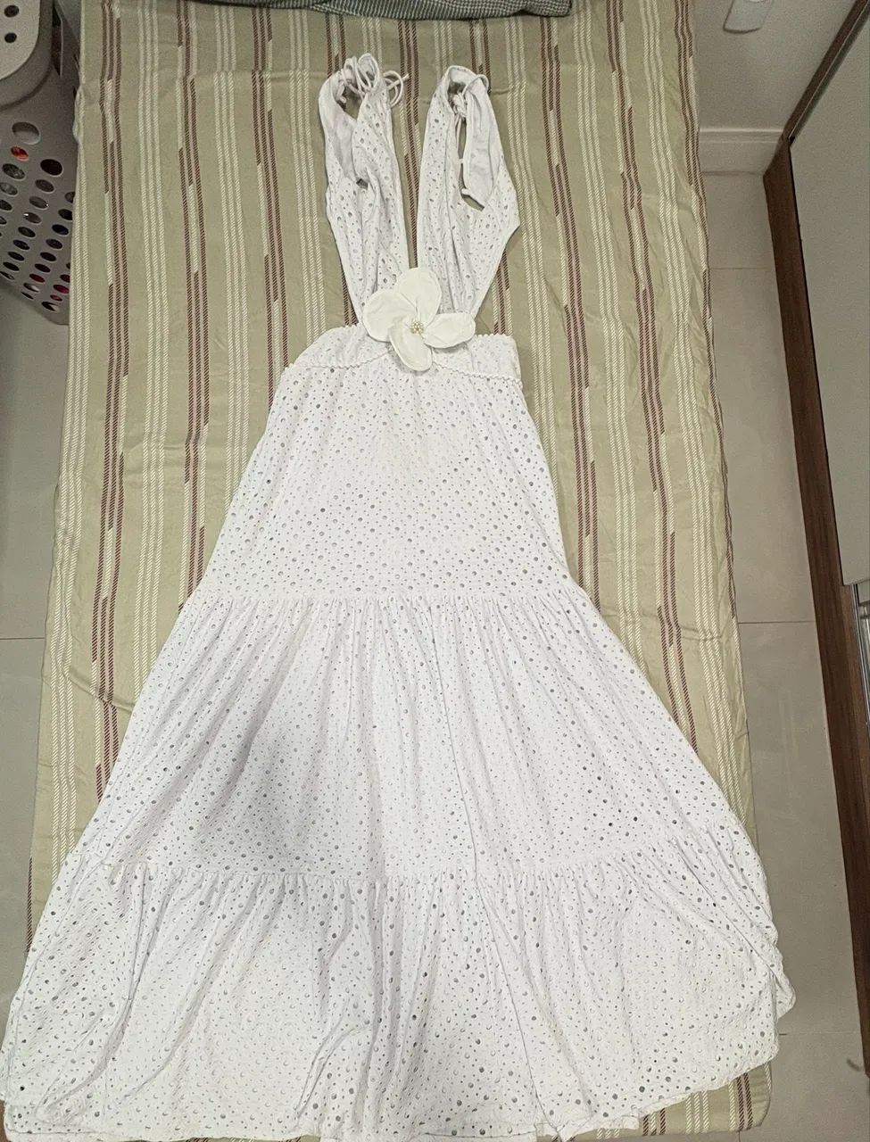 Vestido branco com pétala (tamanho P) - Foto 2